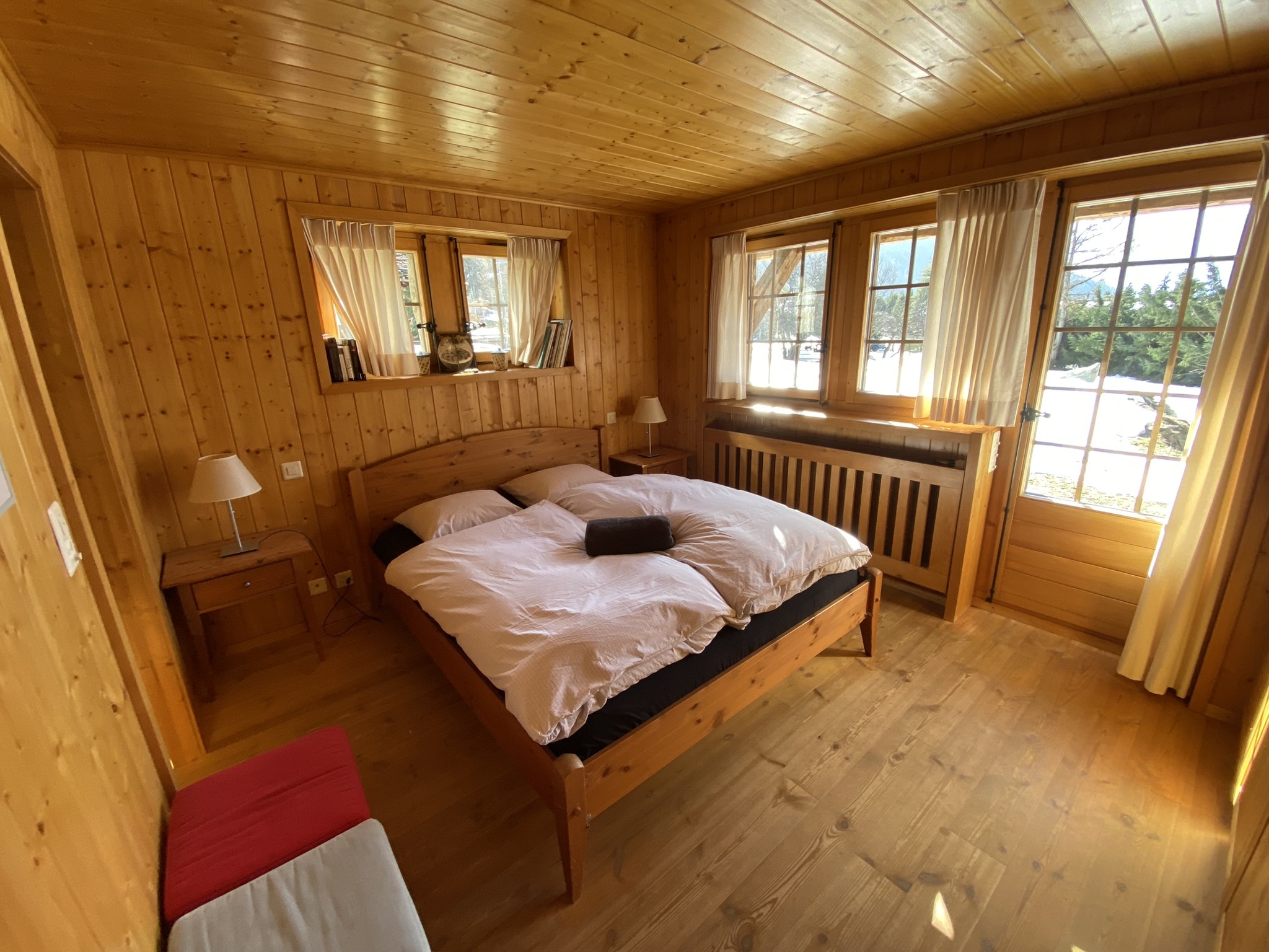 Chambre en bois avec vue